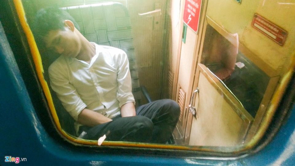 Tàu hỏa, xe khách chật cứng hành khách trở lại thành phố sau nghỉ lễ